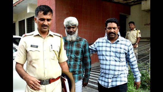 Abdul Rehman Adbul Rauf Shaikh (centre), one of the six linked to PFI who were held in Thane and Navi Mumbai, outside CBD Belapur court on Tuesday. (BACHCHAN KUMAR/HT PHOTO)