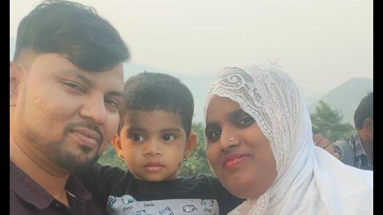 The family that was riding a two-wheeler met with an accident in Taloja, Navi Mumbai, early on Monday. The woman and her two-year-old daughter were killed while her husband suffered serious injuries. (HT PHOTO)