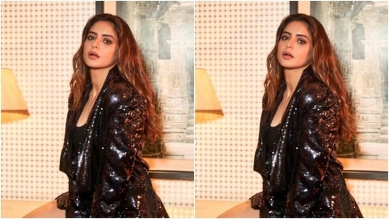 “Get your sparkle on,” Aamna captioned her pictures as she posed for the indoor photoshoot.(Instagram/@aamnasharifofficial)