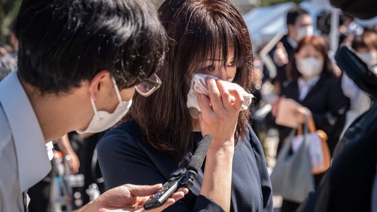 Funeral de Estado de Shinzo Abe: Uma mulher chora durante uma entrevista após oferenda de flores em um parque perto do Nippon Budokan antes do funeral de Estado. (AFP)