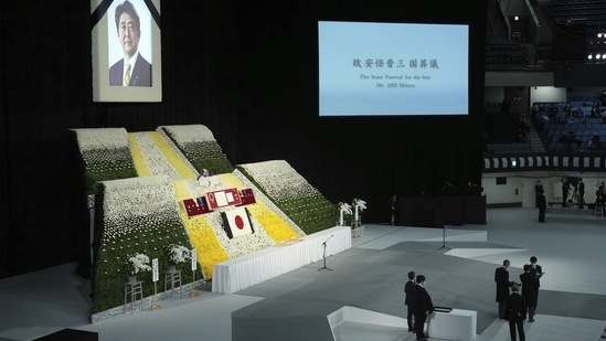 Funeral de Estado de Shinzo Abe: Funcionários se preparam antes do início do funeral de Estado do ex-primeiro-ministro do Japão, Shinzo Abe. (AP)