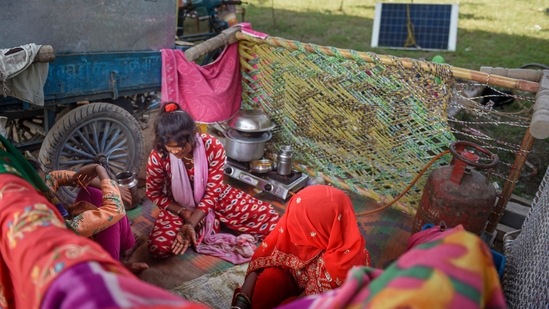 The Delhi flood control room said the water level at the Old Delhi Railway Bridge crossed the evacuation level of 206 metres at 5.45 am on Tuesday. The river swelled to 206.16 metres by 8 am.(PTI)