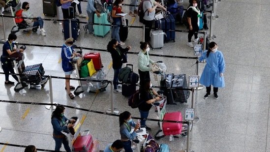 Travellers queue up for shuttle bus to quarantine hotels at the Hong Kong International Airport.&nbsp;(REUTERS/Tyrone Siu/File Photo)