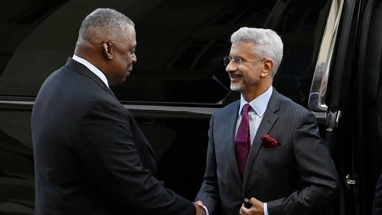 US Defense Secretary Lloyd Austin (L) welcomes foreign minister Subrahmanyam Jaishankar at the Pentagon in Washington, DC, on September 26, 2022.&nbsp;(AFP)