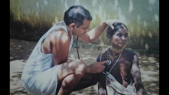 Dr Prakash Amte treating a patient in a picture dated 8 May 2008. (Praful Gangurde/HT Photo)