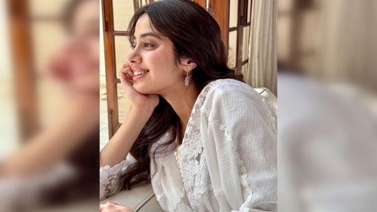 Janhvi Kapoor did not wear any makeup and flaunted her flawless glowy skin.(Instagram/@janhvikapoor)