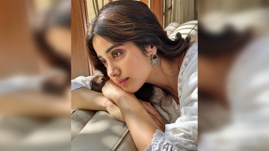 Janhvi Kapoor captioned her post, "happy Monday ☺️ wish me luck for my #MrandMrsMahi outdoor!!."(Instagram/@janhvikapoor)