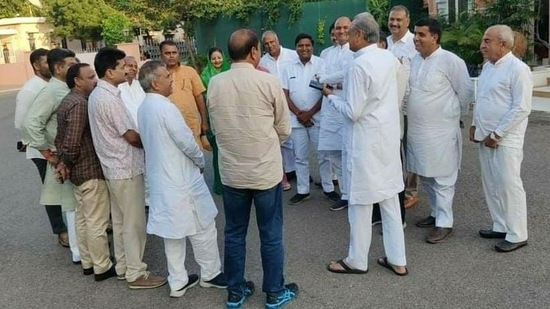 Rajasthan MLAs and ministers at chief minister Ashok Gehlot's residence (Sachin Saini/HT Photo)