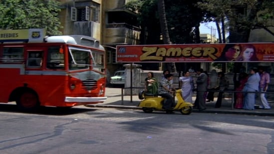 A still from the 1976 film Chhoti Si Baat that has Amitabh Bachchan's Zameer poster on the film's famous bus stop.&nbsp;(Twitter/@PragyanM)