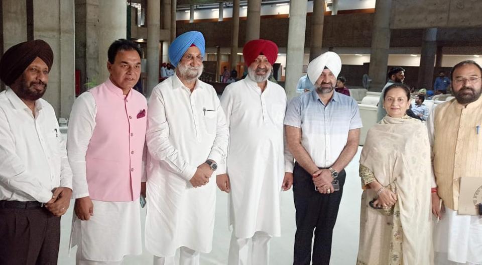 Punjab Congress MLAs at the assembly complex in Chandigarh on Tuesday. (Ravi Kumar/HT) Punjab Congress MLAs at the assembly complex in Chandigarh on Tuesday. (Ravi Kumar/HT)