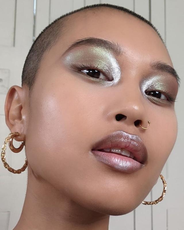 A model in a silver smokey eye makeup (Photo: Instagram)
