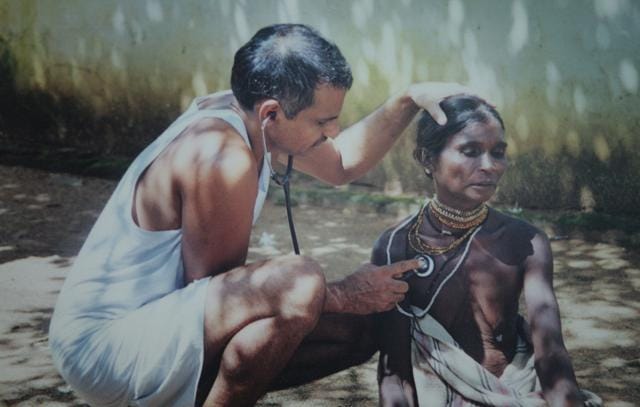 Dr Prakash Amte treating a patient in a picture dated 8 May 2008. (Praful Gangurde/HT Photo) Dr Prakash Amte treating a patient in a picture dated 8 May 2008. (Praful Gangurde/HT Photo)