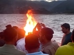 Family members and relatives of Ankita Bhandari during her cremation at ITI Ghat, at Srinagar in Pauri Garhwal district.&nbsp;(PTI)