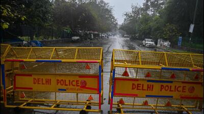TOPSHOT - A Delhi police barrier blocks a street during a Delhi state-wide weekend curfew imposed by the authorities to curb the spreading of the Covid-19 coronavirus in New Delhi on January 8, 2022. (Photo by Prakash SINGH / AFP) (AFP) TOPSHOT - A Delhi police barrier blocks a street during a Delhi state-wide weekend curfew imposed by the authorities to curb the spreading of the Covid-19 coronavirus in New Delhi on January 8, 2022. (Photo by Prakash SINGH / AFP) (AFP)