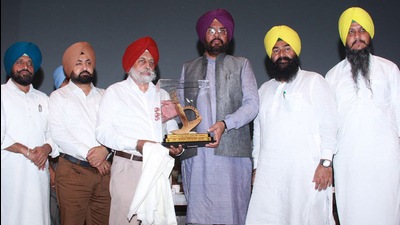 Cabinet Minister Kuldeep Singh Dhaliwal during launch of campaign against burning of paddy straw at PAU in Ludhiana. (Gurpreet Singh/HT) Cabinet Minister Kuldeep Singh Dhaliwal during launch of campaign against burning of paddy straw at PAU in Ludhiana. (Gurpreet Singh/HT)