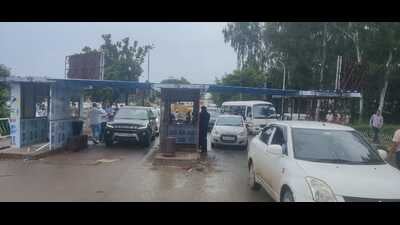 The  ₹1,000 fine was being imposed on vehicles staying parked in the pick-and-drop lane of Chandigarh railway station for more than 30 minutes. (HT Photo)
