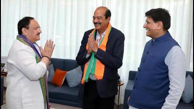 Himachal Pradesh Congress working president Harsh Mahajan being welcomed into the BJP by its national president JP Nadda and Union minister Piyush Goyal in New Delhi on Wednesday. (HT Photo)