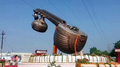 A veena weighing 14 tonnes has been installed at the intersection that is inaugurated as Lata Mangeshkar Chowk by Uttar Pradesh chief minister Yogi Adityanath on the birth anniversary of legendary singer, in Ayodhya on Wednesday. (ANI) A veena weighing 14 tonnes has been installed at the intersection that is inaugurated as Lata Mangeshkar Chowk by Uttar Pradesh chief minister Yogi Adityanath on the birth anniversary of legendary singer, in Ayodhya on Wednesday. (ANI)