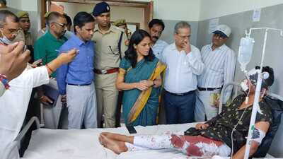 Lucknow commissioner Roshan Jacob along with Kheri DM Mahendra Bahadur Singh, SP Sanjiv Suman talking to an accident victim on Wednesday. (HT photo) Lucknow commissioner Roshan Jacob along with Kheri DM Mahendra Bahadur Singh, SP Sanjiv Suman talking to an accident victim on Wednesday. (HT photo)