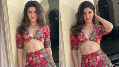 Shanaya Kapoor gave us fresh Navratri fashion inspo wearing this… (Instagram/@shanayakapoor02) Shanaya Kapoor gave us fresh Navratri fashion inspo wearing this… (Instagram/@shanayakapoor02)