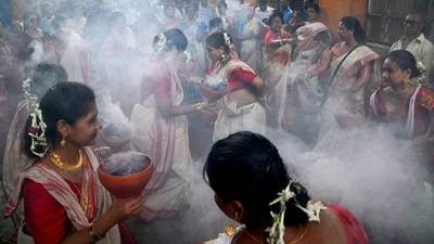 Several Durga Puja organisers in Bengal hold Dhunuchi Naach competitions every year and attract visitors from all spheres of life. (PTI) Several Durga Puja organisers in Bengal hold Dhunuchi Naach competitions every year and attract visitors from all spheres of life. (PTI)