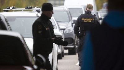 Russia-Ukraine War: Finnish border guards check the cars at the Vaalimaa border check point between Finland and Russia. (Reuters)