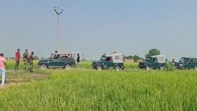Border Security Force and Punjab Police personnel carrying out a search operation at Arifke village in Ferozepur district on Wednesday. (HT Photo)