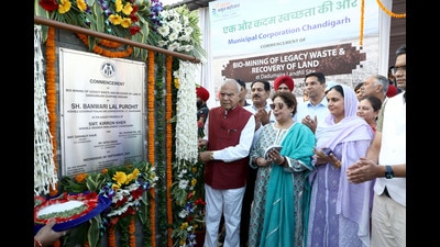 Chandigarh administrator Banwarilal Purohit inaugurating the legacy waste biomining project in the presence of local MP Kirron Kher and mayor Sarbjit Kaur. (HT Photo) Chandigarh administrator Banwarilal Purohit inaugurating the legacy waste biomining project in the presence of local MP Kirron Kher and mayor Sarbjit Kaur. (HT Photo)