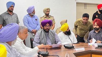 Farmer organisations have called off their protest after agriculture minister Kuldeep Singh Dhaliwal assured them of fulfilling their demands, at the Circuit House in Jalandhar on Wednesday. Dhaliwal said the government is working to evolve a mechanism where cane growers can get their payments within 14 days. (HT Photo) Farmer organisations have called off their protest after agriculture minister Kuldeep Singh Dhaliwal assured them of fulfilling their demands, at the Circuit House in Jalandhar on Wednesday. Dhaliwal said the government is working to evolve a mechanism where cane growers can get their payments within 14 days. (HT Photo)