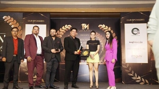 Dr. Inderjeet Singh Gautam (Director) along with his Team & Doctors - Dr Mahi chaudhary, Dr Vikram Jha, Dr Tinu Varghese, Dr Rajeev Sharma received the award from Ameesha Patel. Dr. Inderjeet Singh Gautam (Director) along with his Team & Doctors - Dr Mahi chaudhary, Dr Vikram Jha, Dr Tinu Varghese, Dr Rajeev Sharma received the award from Ameesha Patel.