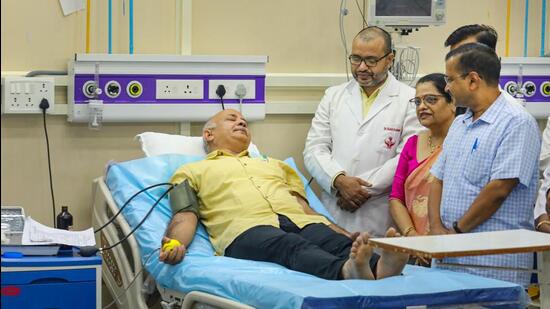 Manish Sisodia donating blood. (PTI) Manish Sisodia donating blood. (PTI)