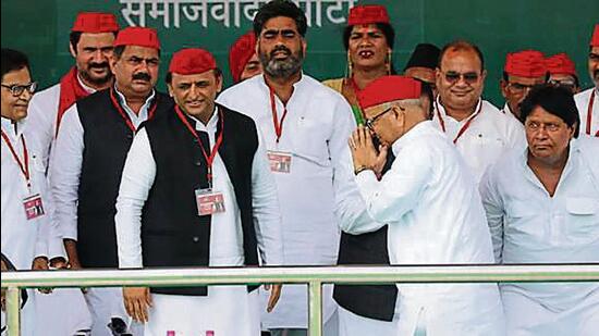 Samajwadi Party national president and other party leaders at the convention in Lucknow on Wednesday. (Deepak Gupta/HT)