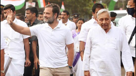 Congress leader Rahul Gandhi with party leader Mani Shankar Aiyar and padayatris participating in the party's Bharat Jodo Yatra on the 21st day, in Wayanad on Wednesday. (Congress Twitter/ANI)