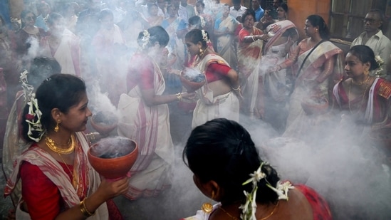 Several Durga Puja organisers in Bengal hold Dhunuchi Naach competitions every year and attract visitors from all spheres of life.(PTI)