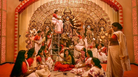 Dhunuchi Naach was earlier only restricted to men but is now widely performed by women.(PTI)