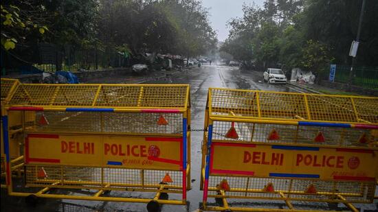 TOPSHOT - A Delhi police barrier blocks a street during a Delhi state-wide weekend curfew imposed by the authorities to curb the spreading of the Covid-19 coronavirus in New Delhi on January 8, 2022. (Photo by Prakash SINGH / AFP) (AFP)