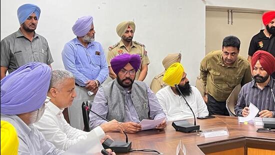 Farmer organisations have called off their protest after agriculture minister Kuldeep Singh Dhaliwal assured them of fulfilling their demands, at the Circuit House in Jalandhar on Wednesday. Dhaliwal said the government is working to evolve a mechanism where cane growers can get their payments within 14 days. (HT Photo)