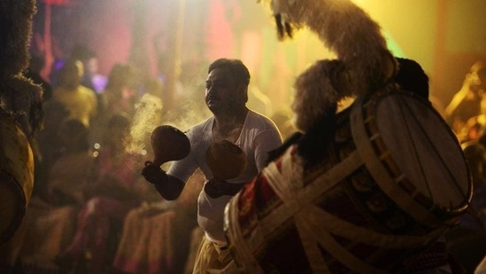 Dhuno is an Indian Frankincense made from the resin of the Sal tree. It acts as a natural air purifier, a reason it is offered to gods as well as a mosquito repellent.(AFP)