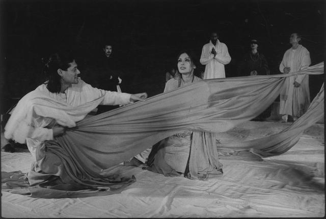 The cheer haran: Mallika Sarabhai as Draupadi with Georges Corraface as Dushassan in Peter Brook's Mahabharata (1985). (HT Photo) The cheer haran: Mallika Sarabhai as Draupadi with Georges Corraface as Dushassan in Peter Brook's Mahabharata (1985). (HT Photo)