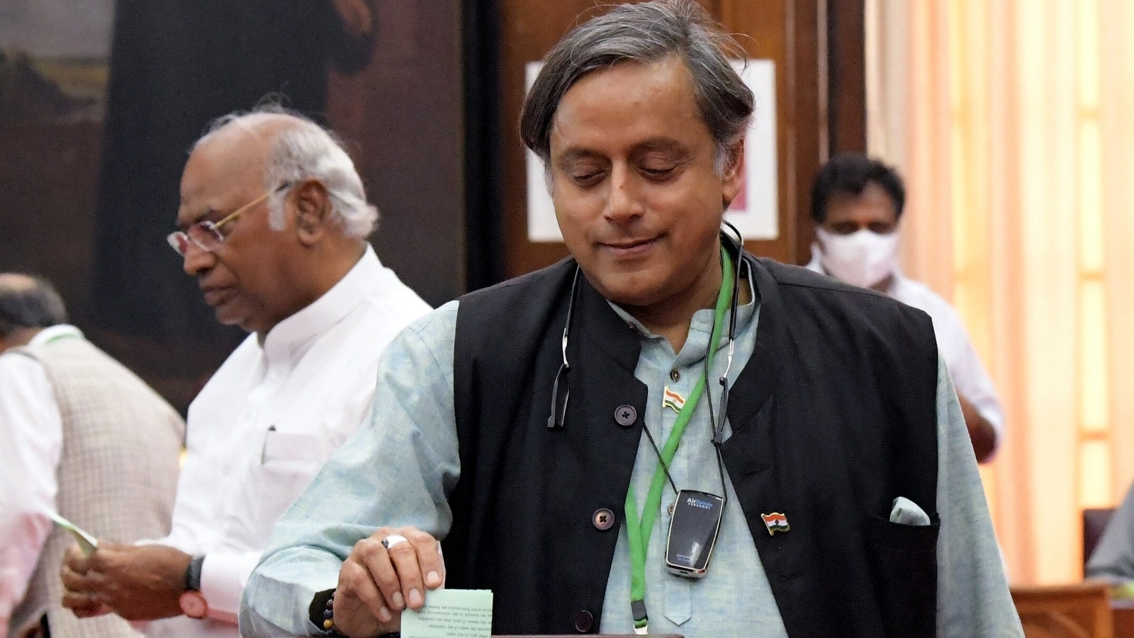 Tharoor to file nomination tomorrow, direct fight with Digvijaya likely