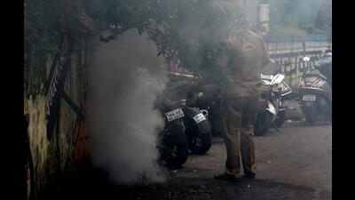 A civic staff carries out fogging in Navi Mumbai. The city has seen a rise in dengue and malaria cases this year. (BACHCHAN KUMAR/HT PHOTO)