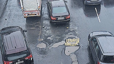 Mumbai, India - July 06, 2022: Potholes resurface on Western Express Highway (WEH) due to heavy rainfall at Vile Parle, in Mumbai, India, on Wednesday, July 06, 2022. (Photo by Vijay Bate/HT Photo) (HT PHOTO) Mumbai, India - July 06, 2022: Potholes resurface on Western Express Highway (WEH) due to heavy rainfall at Vile Parle, in Mumbai, India, on Wednesday, July 06, 2022. (Photo by Vijay Bate/HT Photo) (HT PHOTO)