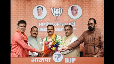 Balwant Singh Mankotia, who was expelled from AAP recently joined BJP in presence of Union ministers Jitender Singh, Rajeev Chandrasekhar, BJP Jammu and Kashmir president Ravinder Raina and BJP national general secretary, Tarun Chugh at BJP headquarters in New Delhi on Thursday. (ANI) Balwant Singh Mankotia, who was expelled from AAP recently joined BJP in presence of Union ministers Jitender Singh, Rajeev Chandrasekhar, BJP Jammu and Kashmir president Ravinder Raina and BJP national general secretary, Tarun Chugh at BJP headquarters in New Delhi on Thursday. (ANI)