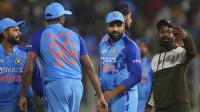 Fan breaches security to meet Rohit Sharma Fan breaches security to meet Rohit Sharma