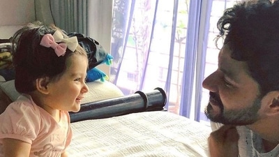 Kunal Kemmu with his daughter Inaaya Naumi Kemmu.&nbsp;
