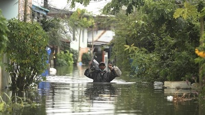 Thailand Rainfall: A resident wades through floodwaters in Ubon Ratchathani province, northeastern Thailand. (AP) Thailand Rainfall: A resident wades through floodwaters in Ubon Ratchathani province, northeastern Thailand. (AP)