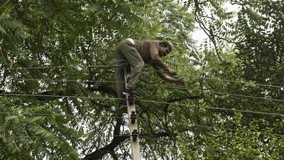 A DHBVN worker fixes electricity distribution lines at Civil Lines in Gurugram. (Vipin Kumar/HT Photo) A DHBVN worker fixes electricity distribution lines at Civil Lines in Gurugram. (Vipin Kumar/HT Photo)