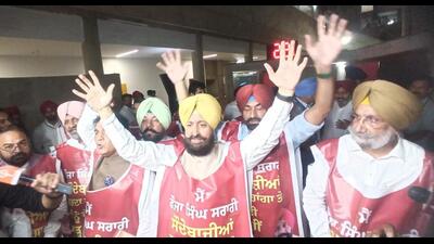 Punjab Congress MLAs, led by Partap Singh Bajwa, who is the leader of the opposition coming out of the assembly in Chandigarh on Thursday, wearing aprons with photos of cabinet minister Fauja Singh Sarari. The MLAs were demanding Sarari’s resignation after an audio clip of him talking to his aide and devising ways to extort money from traders surfaced. (Ravi Kumar/HT) Punjab Congress MLAs, led by Partap Singh Bajwa, who is the leader of the opposition coming out of the assembly in Chandigarh on Thursday, wearing aprons with photos of cabinet minister Fauja Singh Sarari. The MLAs were demanding Sarari’s resignation after an audio clip of him talking to his aide and devising ways to extort money from traders surfaced. (Ravi Kumar/HT)