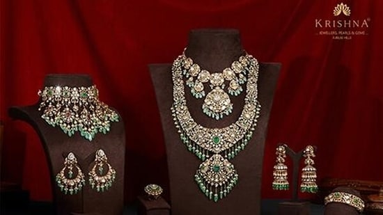 Krishna Jewellers Pearls and Gems ensure that the designs are in-trend and rooted in the country's rich traditions.
