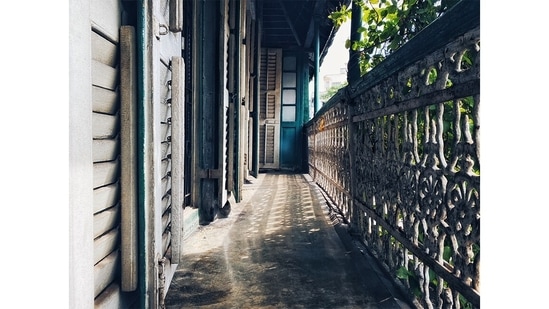 Barrister Babur Bari (Barrister’s Home) is a three-storey, 17-room mansion, which is not easy to maintain. Krishnakali Basu (Mitra) is hoping, through this documentation by Calcutta Houses, she will be able to get the larger public interested in this structure, and find the support she needs to save the house.(Image Courtesy: Calcutta Houses)